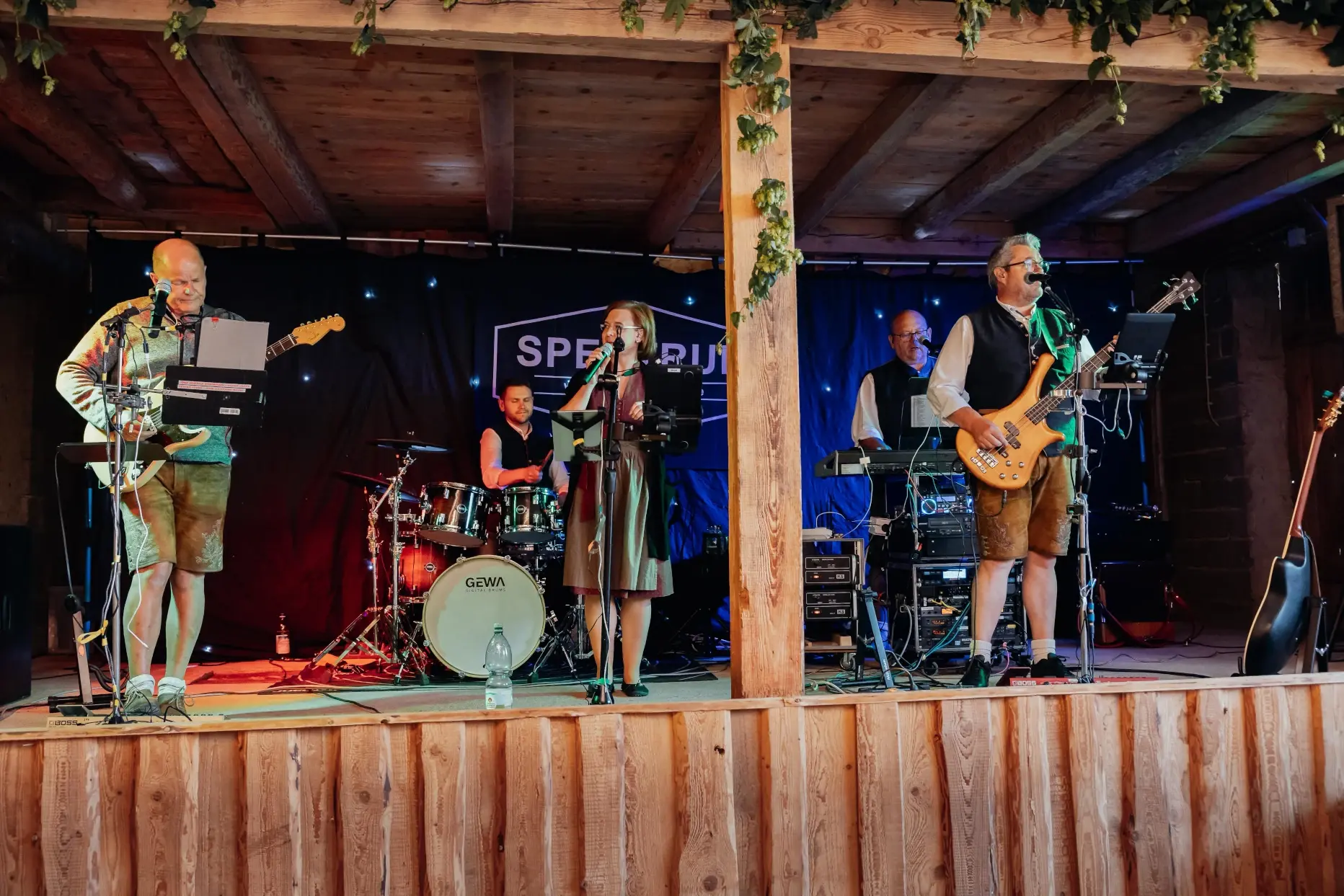 Die Partyband Spectrum auf der Bühne bei einer Hochzeit.