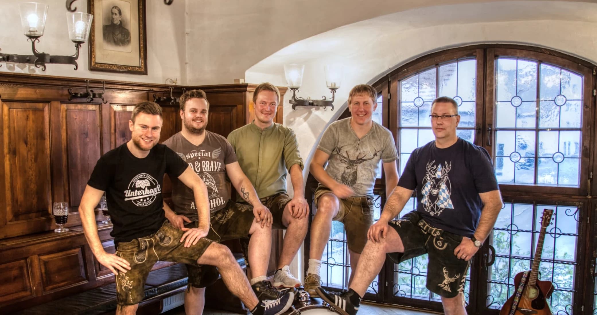 Sturschädl – bayrische Partyband aus Deining, Musiker in Tracht in uriger Stube, ideal für Volksfest & Gründungsfest.