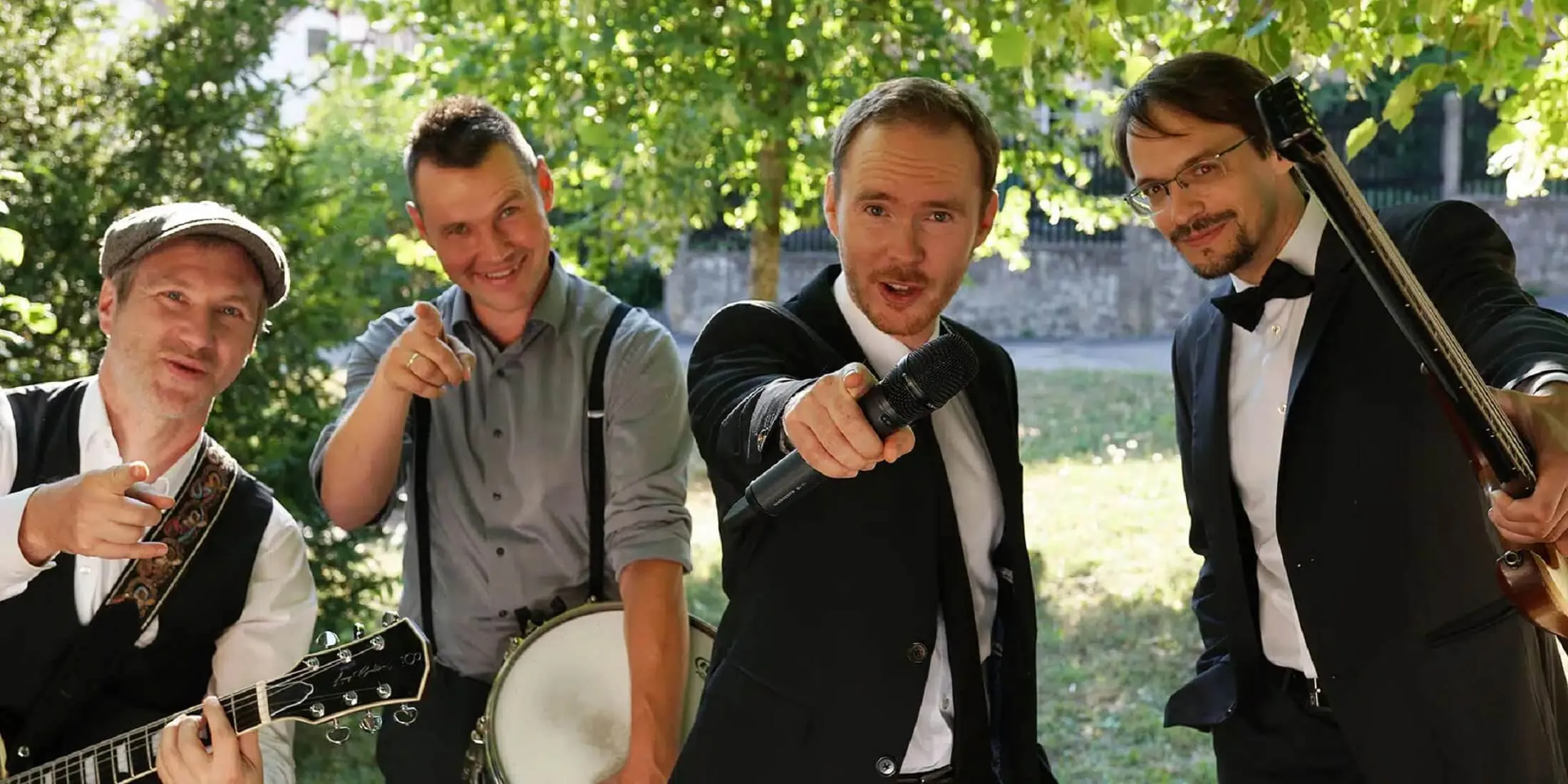 Die vier Musiker der Partyband The Silverhammers acapella spielend bei einer Hochzeit bei Kaffee und Kuchen im Garten vom Gasthaus Ascher in Möning.