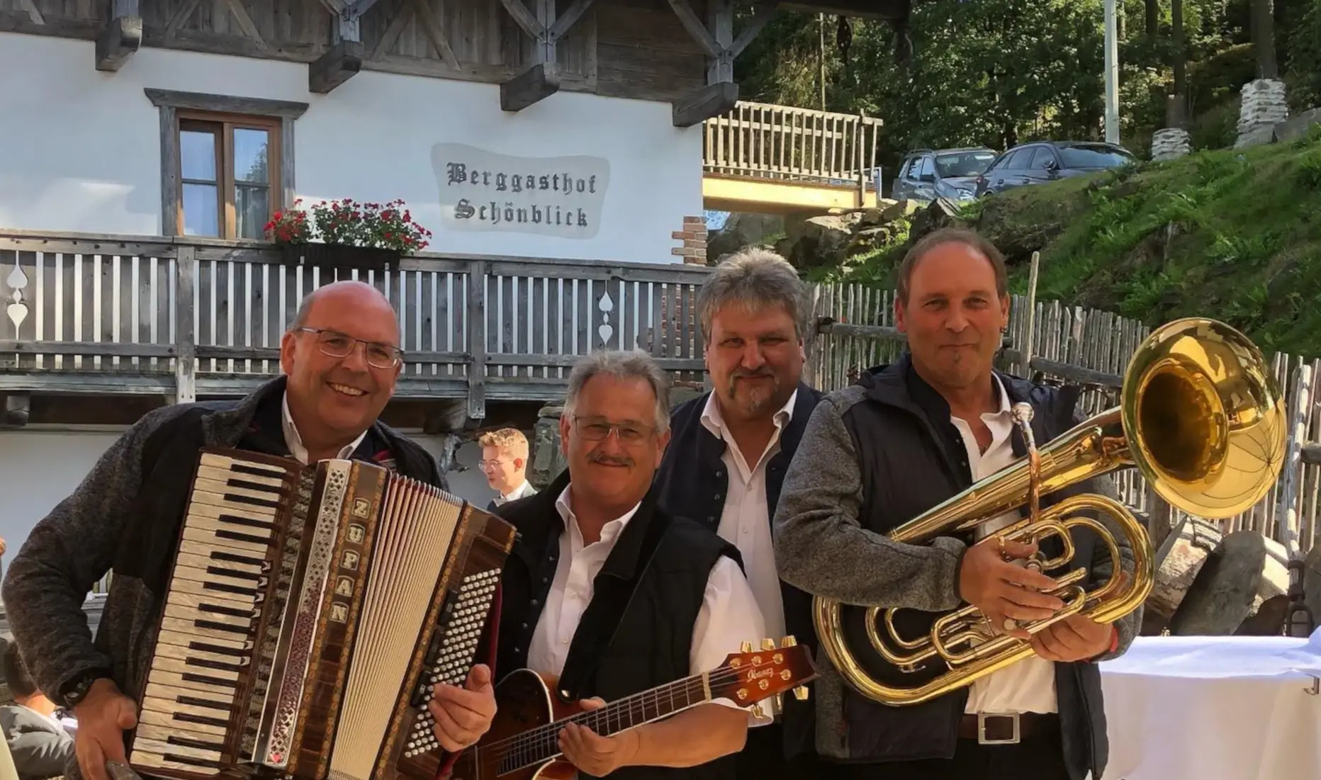 Die Musikband vier-tell-four beim Empfang eines Hochzeitspaares.