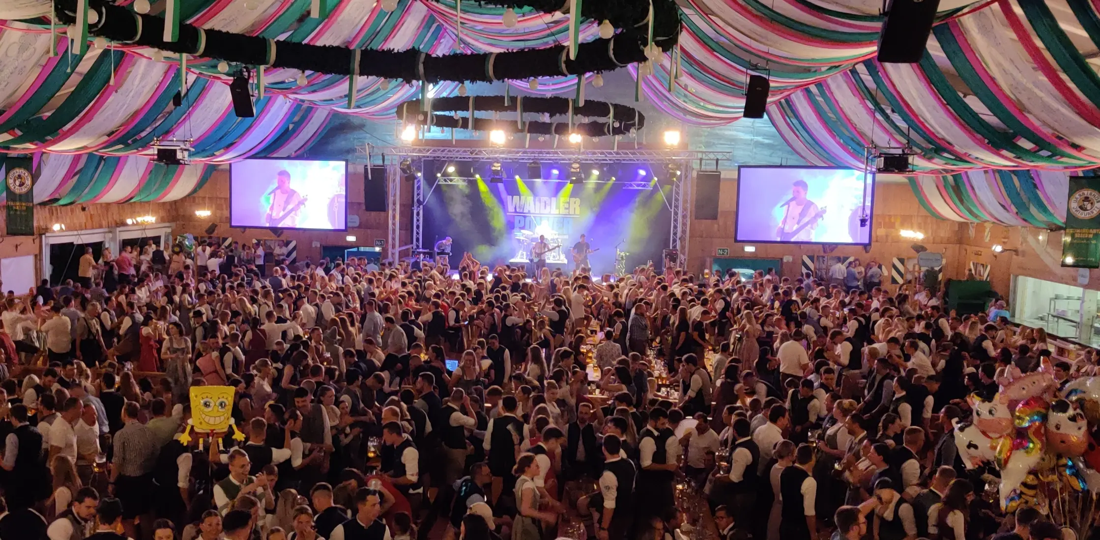 Bayrische Partyband Waidler-Power live auf dem Gäubodenvolksfest in Straubing 2024 – volle Festzeltstimmung mit Blasmusik und Partyhits.